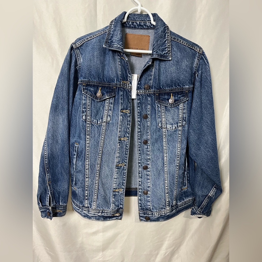 NWT American Eagle Women’s XS distressed trucker jean jacket